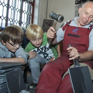 FPNW-National-Slate-Museum-PR-Photos-270808-100-slate-splitting